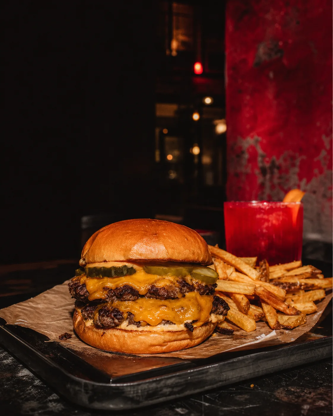 Hamburguesa y papas servidas en CRAFT